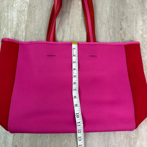 Summersalt The Perfect Beach Tote in Hibiscus & Lava Neoprene - Picture 6 of 9